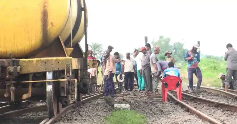 ট্রেন লাইনচ্যুত হওয়ার পর মেরামতের কাজ